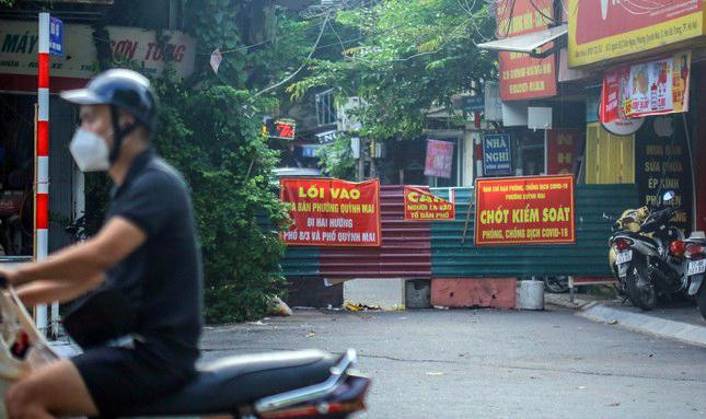 Từ sáng 21/9, thành phố thực hiện nới lỏng giãn cách theo Chỉ thị 22 của UBND TP Hà Nội với việc không phân biệt các vùng "đỏ, vàng, xanh" và nhanh chóng gỡ bỏ nhiều chốt chặn được lập nên trước đó, chỉ kiểm soát 22 chốt tại các cửa ngõ lớn ra, vào thành phố. Từ sáng 21/9, thành phố thực hiện nới lỏng giãn cách theo Chỉ thị 22 của UBND TP Hà Nội với việc không phân biệt các vùng "đỏ, vàng, xanh" và nhanh chóng gỡ bỏ nhiều chốt chặn được lập nên trước đó, chỉ kiểm soát 22 chốt tại các cửa ngõ lớn ra, vào thành phố.