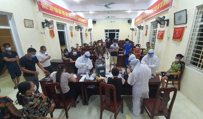 Lực lượng y tế lấy mẫu xét nghiệm người dân TP. Phủ Lý Lực lượng y tế lấy mẫu xét nghiệm người dân TP. Phủ Lý