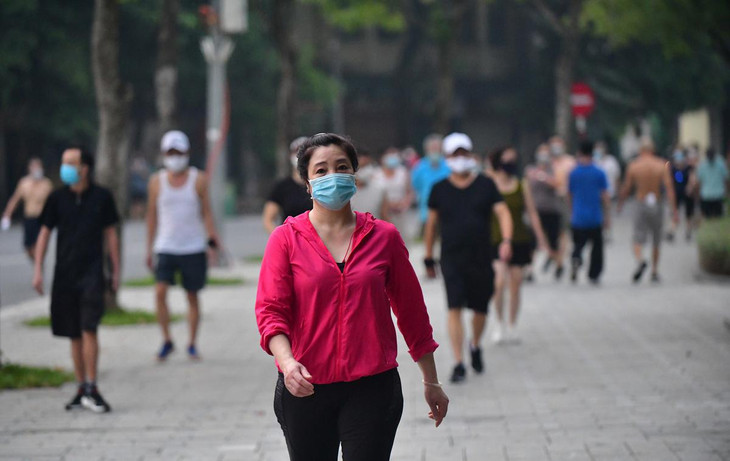 Khung cảnh trên vỉa hè phố Đinh Tiên Hoàng hôm nay khác hẳn so với những ngày người dân tập thể dục chui.