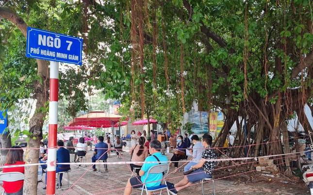 Người dân nộp hồ sơ được hướng dẫn thực hiện ngồi giãn cách đảm bảo công tác phòng chống dịch...