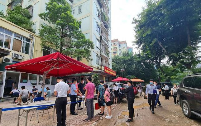 Không được may mắn như anh Hải, ông Thắng (quận Thanh Xuân, Hà Nội) cho biết, khoảng 6h sáng nay đi qua Văn phòng đăng ký đất đai Hà Nội đã thấy rất đông người xếp hàng lấy số, nộp hồ sơ. Tuy nhiên do có việc nên 7h30 ông quay lại thì được thông báo số thứ tự tiếp nhận hồ sơ trong buổi sáng đã hết và hẹn chiều quay lại và đành ra về.