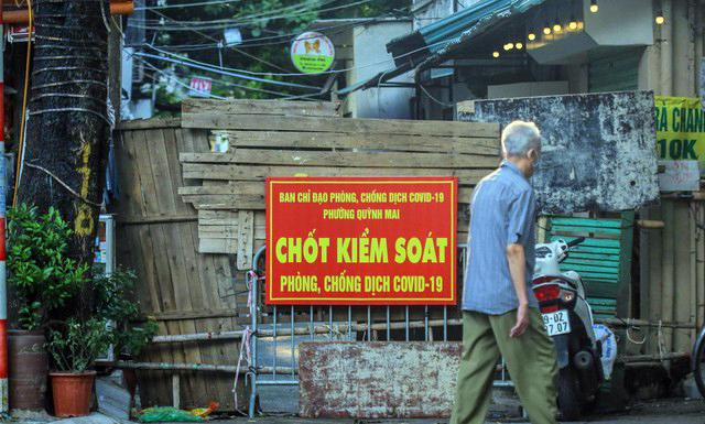Hình ảnh một chốt chặn được dựng bằng nhiều vật liệu khác nhau tại phường Quỳnh Mai. Hình ảnh một chốt chặn được dựng bằng nhiều vật liệu khác nhau tại phường Quỳnh Mai.