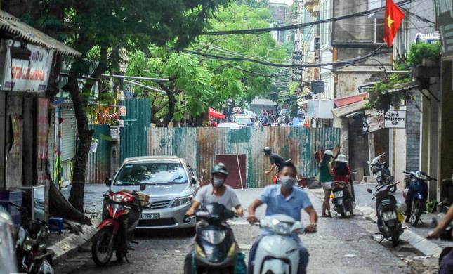 Chốt chặn bằng những tấm tôn ngăn đôi đường Thọ Lão (quận Hai Bà Trưng) được dựng trong những ngày giãn cách xã hội.