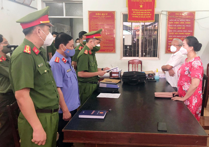 Cơ quan điều tra tống đạt quyết định khởi tố, bắt tạm giam bà Ngô Thị Điều