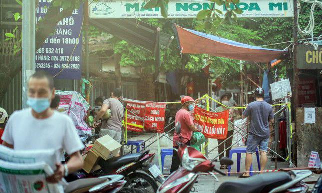 Cảnh nhộn nhịp trao đổi mua bán tại một chốt chặn khác trên phố Kim Ngưu.