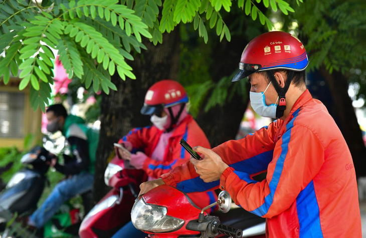 Suốt khoảng thời gian thắt chặt giãn cách xã hội, tài xế Huy (36 tuổi) ở nhà không có việc làm. Khi đó, anh luôn cảm thấy bất an. Hôm nay, vào đúng khung giờ 10h30 quen thuộc, anh Huy ra đường và mở ứng dụng, chuẩn bị đón những đơn hàng đầu tiên. “Cuối cùng cũng đã hết giãn cách để được đi làm”, anh nói.