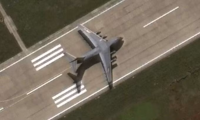 Vận tải cơ Y-20 hạ cánh trái phép tại đá Chữ Thập hồi tháng 12/2020. Ảnh: Maxar Technologies. Vận tải cơ Y-20 hạ cánh trái phép tại đá Chữ Thập hồi tháng 12/2020. Ảnh: Maxar Technologies.