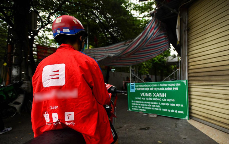 Nhiều shipper gặp khó khăn để di chuyển ở các khu dân cư. Một số chốt chặn vẫn được duy trì khiến họ khó khăn và mất thời gian hơn khi giao hàng.