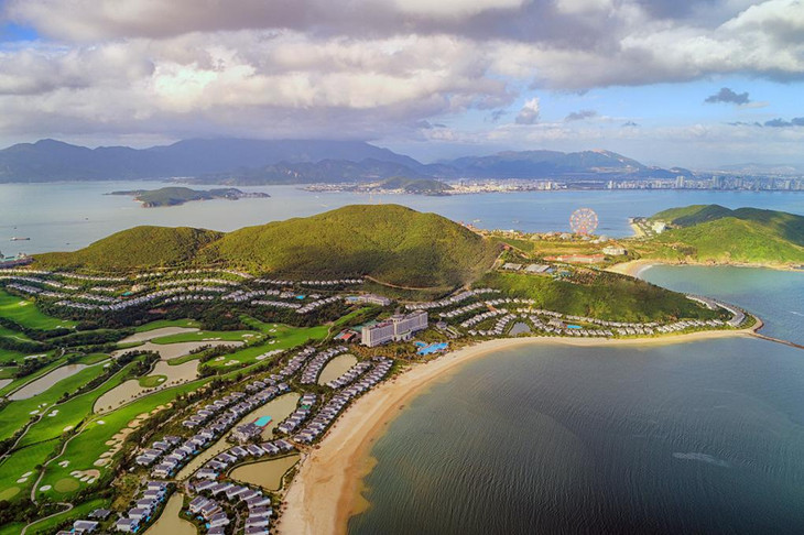 Khu du lịch, nghĩ dưỡng Vinpearl Land nằm trên đảo Hòn Tre, vịnh Nha Trang