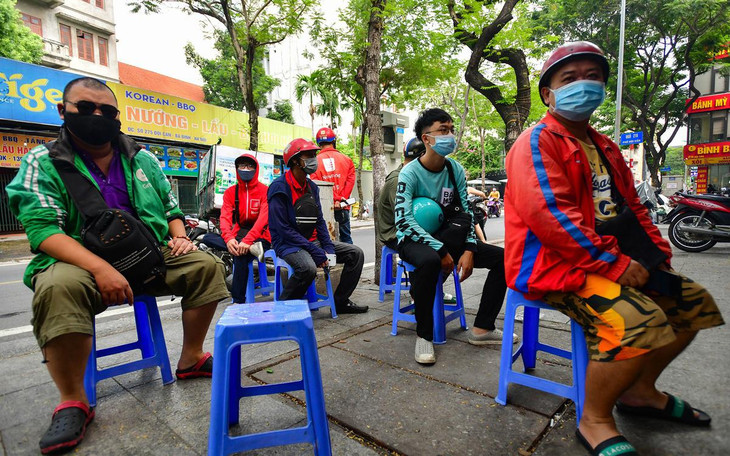 Một cửa hàng tại phố Đội Cấn xếp sẵn ghế cho các shipper ngồi đợi nhưng khoảng cách chưa đủ 2 m. Anh Tuấn Anh (31 tuổi) cho biết: &quot;Mặc dù cửa hàng đã có biện pháp đảm bảo an toàn phòng dịch, tôi lại thấy chưa hiệu quả. Tôi cảm thấy lo lắng khi tiếp xúc quá đông người như vậy”.