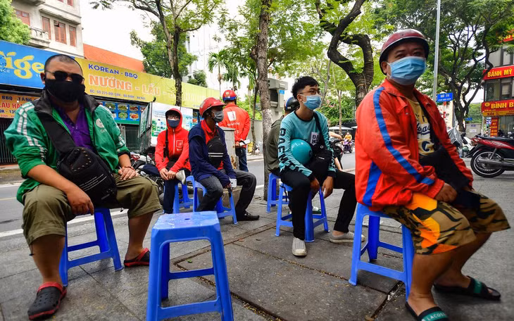 Một cửa hàng tại phố Đội Cấn xếp sẵn ghế cho các shipper ngồi đợi nhưng khoảng cách chưa đủ 2 m. Anh Tuấn Anh (31 tuổi) cho biết: "Mặc dù cửa hàng đã có biện pháp đảm bảo an toàn phòng dịch, tôi lại thấy chưa hiệu quả. Tôi cảm thấy lo lắng khi tiếp xúc quá đông người như vậy”.
