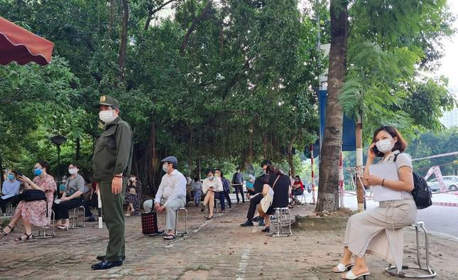 &quot;Chúng tôi tăng cường 5 thanh niên xung kích và các cán bộ chuyên môn phối hợp cùng bộ phận bảo vệ, bộ phận tiếp nhận và trả hồ sơ để thực hiện công tác bảo đảm an ninh trật tự, sắp xếp phân luồng không để tập trung đông người tại trụ sở. Chúng tôi cũng đã liên hệ với UBND và công an phường Nhân Chính cử cán bộ trực hàng ngày phối hợp với văn phòng đảm bảo công tác an ninh trật tự xung quanh trụ sở và trong công tác phân luồng tiếp nhận và trả hồ sơ&quot;, lãnh đạo Văn phòng đăng ký đất đai nói.