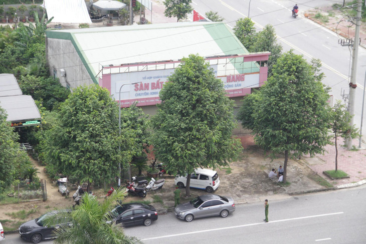 Giám đốc Công ty TNHH TM Minh Khang là bà Nguyễn Thị Thu (65 tuổi, quê Hải Dương) cùng chồng là ông Nguyễn Đình Khang (73 tuổi, Trưởng ban quản lý dự án Khu đô thị Minh Khang) vừa bị Công an tỉnh Nghệ An khởi tố, bắt tạm giam để điều tra hành vi “Lừa đảo chiếm đoạt tài sản”.