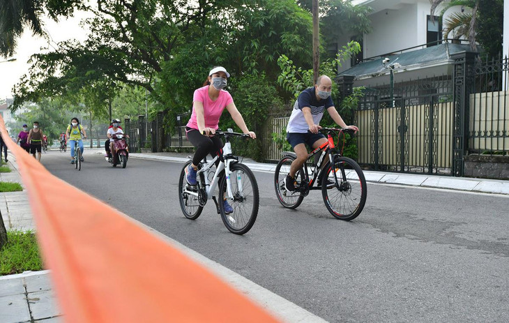 Ven hồ Tây bên đường Nguyễn Đình Thi, các sợi dây phong toả vẫn chưa được gỡ bỏ. Vào lúc 7h, lượng người đi tập thể dục đã giảm hơn so với 1 tiếng trước đó.