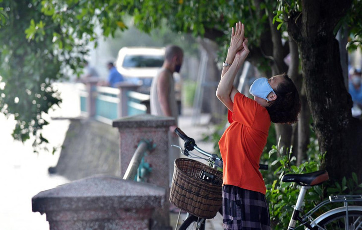 Bà Nga đi xe đạp tới ven hồ Tây tập Yoga. "Lâu lắm rồi mới được tận hưởng không khí trong lành như vậy, tôi cảm thấy rất sảng khoái", người phụ nữ 60 tuổi chia sẻ.