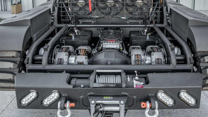 Cung cấp sức mạnh cho Ripsaw EV4-F4 là động cơ diesel Duramax V8 6.6L, cho công suất 800 mã lực và mô-men xoắn 2.033 Nm. Thông số này cho phép chiếc xe bánh xích đạt tốc độ tối đa gần 97 km/h (60 dặm/giờ). Ảnh: Hemings Auction Cung cấp sức mạnh cho Ripsaw EV4-F4 là động cơ diesel Duramax V8 6.6L, cho công suất 800 mã lực và mô-men xoắn 2.033 Nm. Thông số này cho phép chiếc xe bánh xích đạt tốc độ tối đa gần 97 km/h (60 dặm/giờ). Ảnh: Hemings Auction