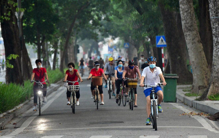Khoảng 6h30, lượng người đạp xe đông hơn. Từ ngày 28/9, UBND Hà Nội cho phép người dân thể dục, thể thao ngoài trời nhưng không được tập trung quá 10 người. Trung tâm thương mại (các cửa hàng ăn uống chỉ được phép bán mang về) và cửa hàng may mặc, thời trang, hóa mỹ phẩm cũng được mở cửa.