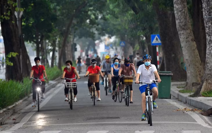 Khoảng 6h30, lượng người đạp xe đông hơn. Từ ngày 28/9, UBND Hà Nội cho phép người dân thể dục, thể thao ngoài trời nhưng không được tập trung quá 10 người. Trung tâm thương mại (các cửa hàng ăn uống chỉ được phép bán mang về) và cửa hàng may mặc, thời trang, hóa mỹ phẩm cũng được mở cửa.