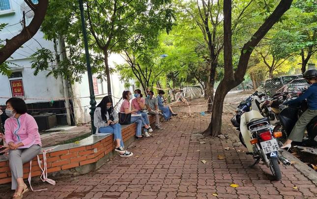 Nhiều người đến muộn không nộp được hồ sơ đành quay về.