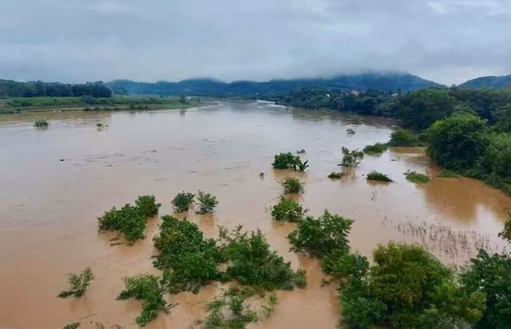 Nước trên sông Hiếu đoạn qua thị xã Thái Hòa đang lên Nước trên sông Hiếu đoạn qua thị xã Thái Hòa đang lên