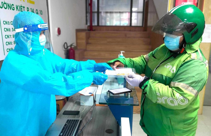 Các hãng bắt đầu phát kit miễn phí cho shipper tại TP.HCM tự xét nghiệm Các hãng bắt đầu phát kit miễn phí cho shipper tại TP.HCM tự xét nghiệm
