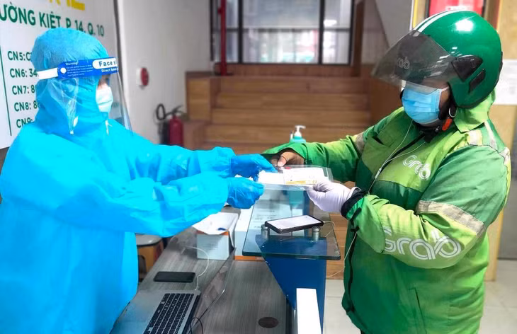 Các hãng bắt đầu phát kit miễn phí cho shipper tại TP.HCM tự xét nghiệm