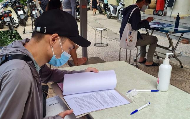 Cũng theo ông Dũng, sau thời gian giãn cách xã hội số lượng công dân, tổ chức đến giao dịch tại hệ thống Văn phòng Đăng ký đất đai là rất lớn, có thể kéo dài lịch hẹn nộp hồ sơ. Do đó, văn phòng đã đề xuất soạn thảo văn bản trình lãnh đạo Sở TN&amp;MT để gửi cơ quan thuế với nội dung thống nhất ngày công dân đến đăng ký nộp hồ sơ là ngày công dân đến nộp hồ sơ khai thuế. Sau khi cơ quan thuế thống đồng ý thống nhất thì trên phiếu chuyển thông tin, xác cán bộ chuyên môn sẽ ghi ngày nộp hồ sơ khai thuế là ngay đăng ký nộp hồ sơ.