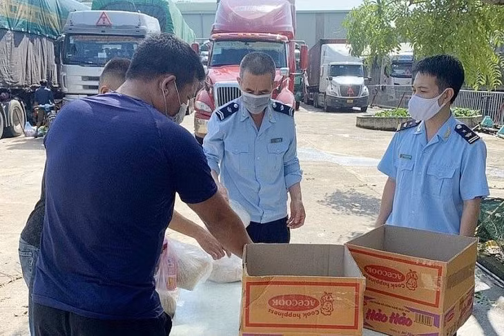 Hải quan Chi Ma mua nhu yếu phẩm hỗ trợ lái xe trong khi chờ làm thủ tục thông quan hàng hóa Hải quan Chi Ma mua nhu yếu phẩm hỗ trợ lái xe trong khi chờ làm thủ tục thông quan hàng hóa