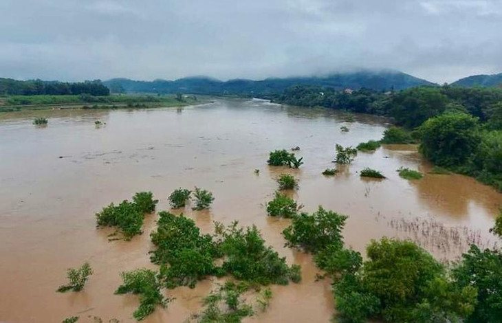 Nước trên sông Hiếu đoạn qua thị xã Thái Hòa đang lên