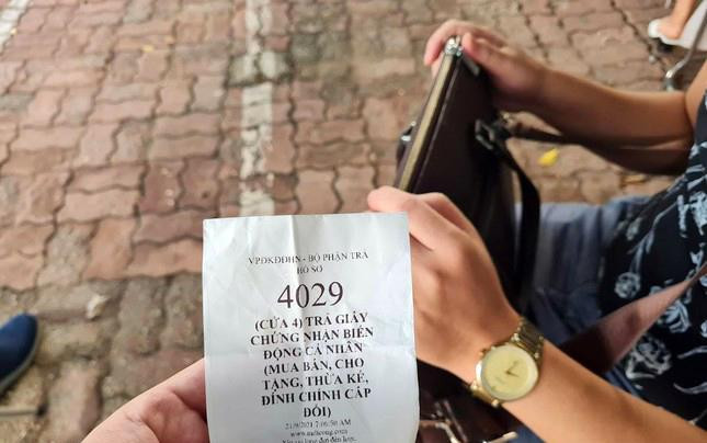 “Tôi nghĩ ngày đầu nới lỏng sau giãn cách người dân có nhu cầu nộp hồ sơ, làm các thủ tục liên quan đến nhà đất sẽ lớn nên từ 6h30 tôi có mặt tại Văn phòng đăng ký đất đai Hà Nội để lấy số theo quy định và may mắn đã lấy được số thứ tự để nộp hồ sơ&quot;, anh Hải nói.