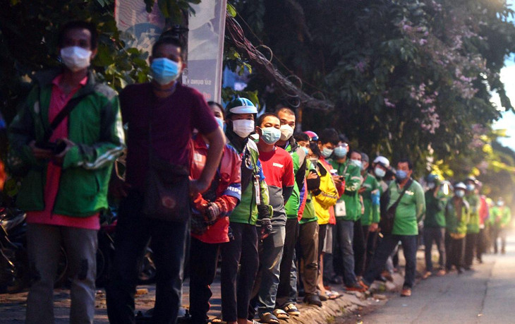 Sáng sớm 20/9, hàng trăm shipper xếp hàng chờ xét nghiệm Covid-19 tại trạm y tế lưu động lưu động quận Gò Vấp