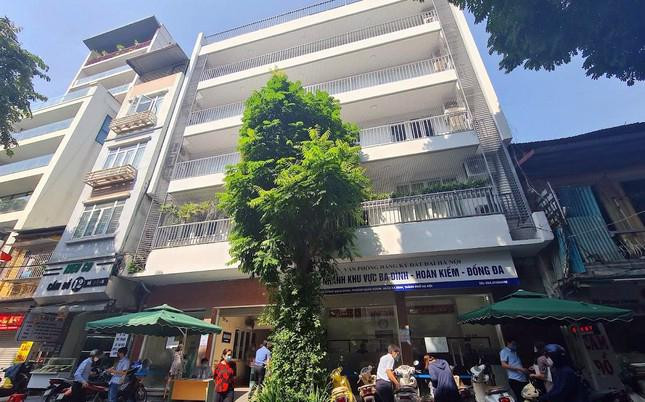 Tại Văn phòng đăng ký đất đai Hà Nội - Chi nhánh khu vực Ba Đình - Hoàn Kiếm - Đống Đa tại số 10 Đặng Dung (quận Ba Đình) sáng nay người dân đến nộp hồ sơ, làm thủ tục không quá đông.