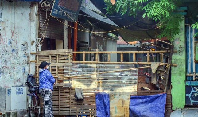 &quot;Tôi rất ủng hộ việc giữ &apos;vùng xanh&apos;, tuy nhiên nên gỡ bỏ những chốt cứng để người dân có thể đi lại dễ dàng và không gây mất mỹ quan đô thị khi Hà Nội đang dần nới lỏng giãn cách&quot;, một người dân chia sẻ.