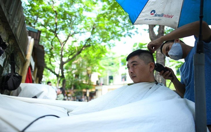 Giá dịch vụ cắt tóc nam tại những dãy ghế này là 50.000-60.000 đồng/người. Mức giá này không có gì thay đổi so với thời điểm trước khi dịch Covid-19 bùng phát. Giá dịch vụ cắt tóc nam tại những dãy ghế này là 50.000-60.000 đồng/người. Mức giá này không có gì thay đổi so với thời điểm trước khi dịch Covid-19 bùng phát.