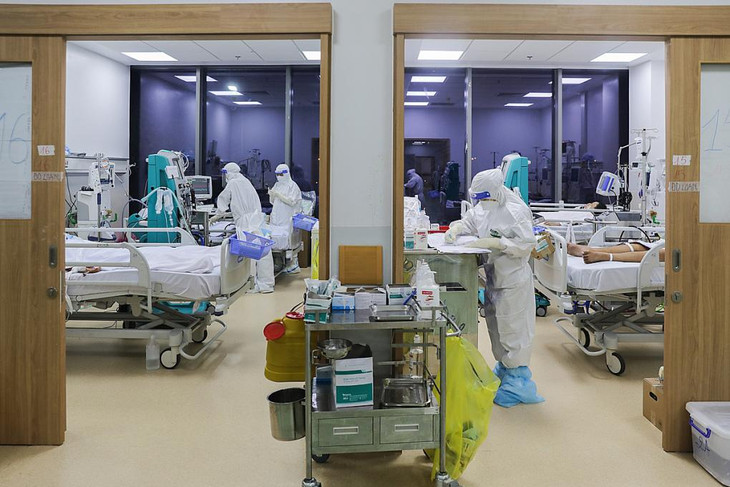 Bác sĩ điều trị, chăm sóc bệnh nhân tại Bệnh viện hồi sức Covid-19 đặt tại Bệnh viện Ung Bướu TP HCM cơ sở 2