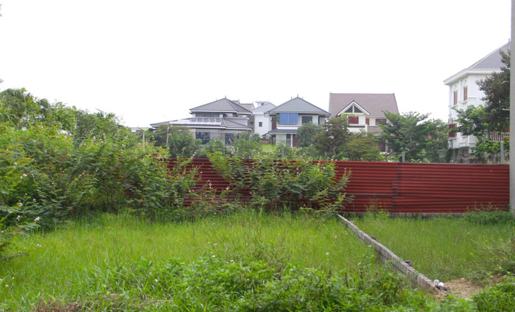 Dự án khu đô thị Minh Khang từng dính nhiều lùm xùm và bê bối. Cụ thể, chủ đầu tư từng dính vào việc bị khách hàng kiện cáo khi 1 lô đất được chuyển nhượng cho nhiều người, các lô đất được sử dụng sai mục đích, vi phạm quy hoạch xây dựng....