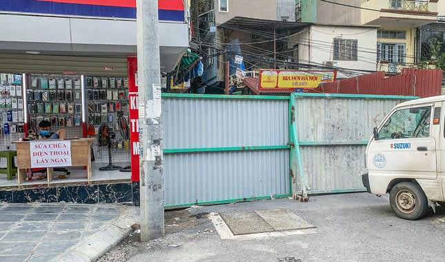 Chốt cứng tại một ngõ trên đường Minh Khai chưa được dỡ bỏ.