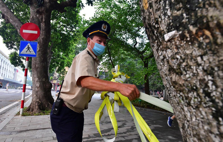 Gần 6h, lực lượng chức năng mới bắt đầu dỡ hệ thống rào chắn xung quanh hồ Gươm.