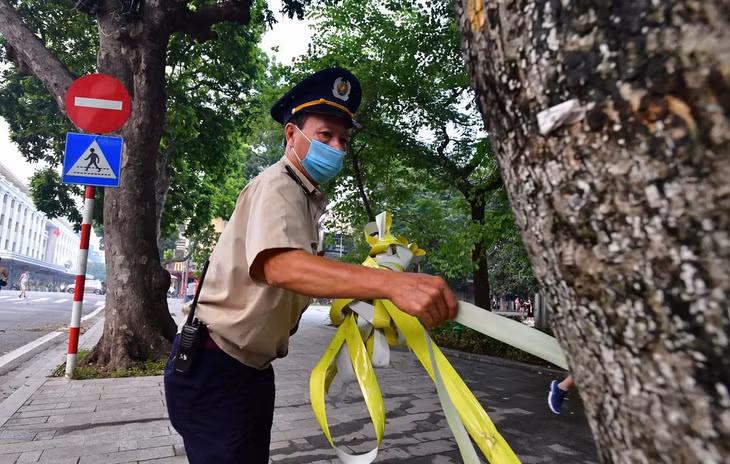 Gần 6h, lực lượng chức năng mới bắt đầu dỡ hệ thống rào chắn xung quanh hồ Gươm.