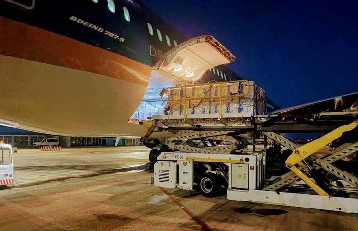 Lô vaccine Cuba Abdala được đưa lên chuyên cơ của Chủ tịch nước Nguyễn Xuân Phúc chở về Việt Nam Lô vaccine Cuba Abdala được đưa lên chuyên cơ của Chủ tịch nước Nguyễn Xuân Phúc chở về Việt Nam