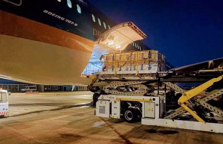 Lô vaccine Cuba Abdala được đưa lên chuyên cơ của Chủ tịch nước Nguyễn Xuân Phúc chở về Việt Nam