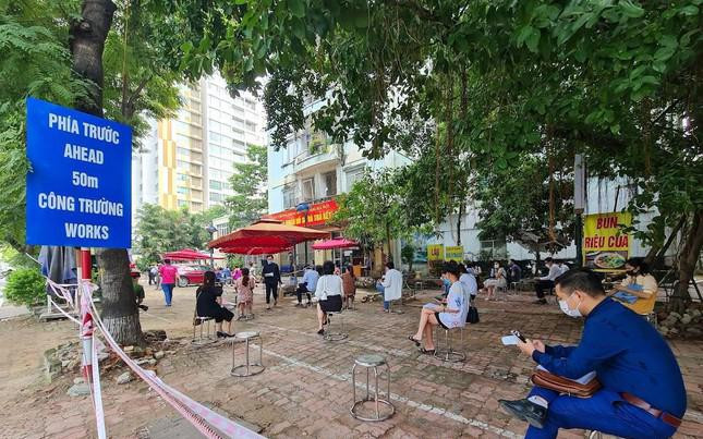 Bên cạnh đó, văn phòng trung tâm bố trí tăng cường cán bộ thực hiện tối đa công tác tiếp nhận và trả kết quả đảm bảo. Trung bình từ 300-350 hồ sơ/ngày. Văn phòng cũng bố trí thêm 2 cửa tiếp nhận hồ sơ đăng ký biến động. Đối với công tác trả kết quả, các chi nhánh thông báo cho công dân bằng điện thoại, tin nhắn đặt lịch hẹn trả kết quả (có danh sách cụ thể theo từng khung giờ, từng ngày) đối với hồ sơ tồn kết quả trước thời gian giãn cách xã hội.