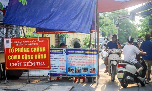 Chốt vùng xanh vẫn giữ nguyên, kiểm soát người ra vào tại phường Thanh Nhàn.