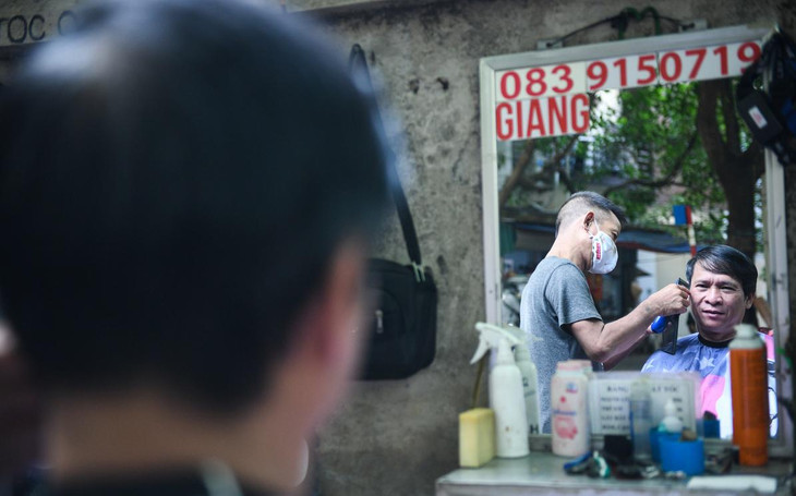 Ông Giang (thợ cắt) cho biết sáng nay 7h30 đã tới bày biện để chuẩn bị đón khách. "Hôm nay chắc chắn là đông vì ai cũng sẽ có nhu cầu làm đẹp. Từ sáng tới giờ tôi có khoảng chục khách, mỗi khách mất chừng 15-20 phút", ông nói. Ông Giang (thợ cắt) cho biết sáng nay 7h30 đã tới bày biện để chuẩn bị đón khách. "Hôm nay chắc chắn là đông vì ai cũng sẽ có nhu cầu làm đẹp. Từ sáng tới giờ tôi có khoảng chục khách, mỗi khách mất chừng 15-20 phút", ông nói.