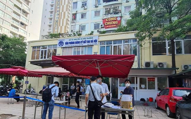 Anh Nguyễn Hải trú tại quận Đống Đa (Hà Nội) cho biết, vào giữa tháng 7/2021, anh có ký Hợp đồng mua bán nhà đất ở quận Cầu Giấy. Anh cũng đã chồng nửa tiền cho chủ nhà và làm thủ tục vay vốn ngân hàng nhưng đang “mắc kẹt” vì các thủ tục về chuyển nhượng quyền sử dụng đất (sang tên sổ đỏ) không được thực hiện tiếp do Thành phố Hà Nội đang thực hiện giãn cách xã hội theo Chỉ thị 16 của Thủ tướng Chính phủ. Do đó, ngay sáng sớm nay, khi Hà Nội nới lỏng giãn cách anh đã đến để nộp hồ sơ làm thủ tục sang tên sổ đỏ.