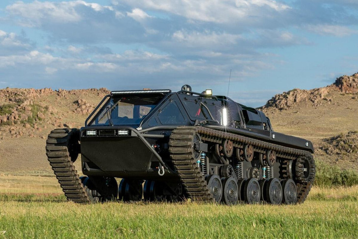 Được sản xuất bởi công ty Mỹ Howe & Howe, Ripsaw EV3-F4 có giá khởi điểm 500.000 USD và có thể được trang bị một số loại vũ khí chiến thuật. Tuy vậy, chiếc xe tăng đang được rao bán không có hệ thống vũ trang. Ảnh: Hemings Auction Được sản xuất bởi công ty Mỹ Howe & Howe, Ripsaw EV3-F4 có giá khởi điểm 500.000 USD và có thể được trang bị một số loại vũ khí chiến thuật. Tuy vậy, chiếc xe tăng đang được rao bán không có hệ thống vũ trang. Ảnh: Hemings Auction