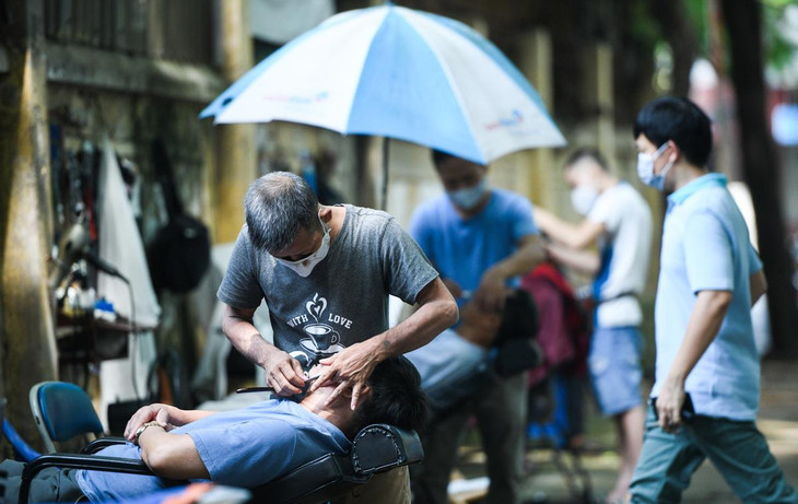 Đây là địa chỉ cắt tóc quen thuộc của người dân thủ đô với gần 10 tay kéo có tay nghề 5-10 năm. Đây là địa chỉ cắt tóc quen thuộc của người dân thủ đô với gần 10 tay kéo có tay nghề 5-10 năm.