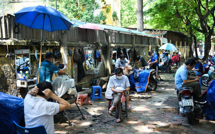 Cảnh đông khách không chỉ có trong các tiệm tóc lớn mà còn ở các tiệm cắt tóc vỉa hè. Tại một góc phố Thái Thịnh hàng loạt "đấng mày râu" ngồi chờ để được sử dụng dịch vụ trong ngày đầu Hà Nội mở lại các dịch vụ. Cảnh đông khách không chỉ có trong các tiệm tóc lớn mà còn ở các tiệm cắt tóc vỉa hè. Tại một góc phố Thái Thịnh hàng loạt "đấng mày râu" ngồi chờ để được sử dụng dịch vụ trong ngày đầu Hà Nội mở lại các dịch vụ.