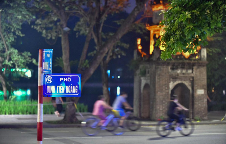 Nhiều người đạp xe theo nhóm. Họ thể dục sớm để đến khoảng 6h30-7h về chuẩn bị bữa sáng cho gia đình.