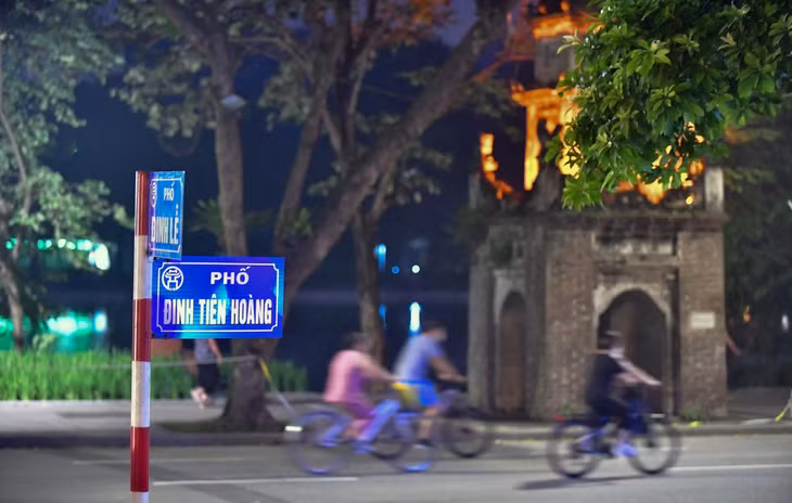 Nhiều người đạp xe theo nhóm. Họ thể dục sớm để đến khoảng 6h30-7h về chuẩn bị bữa sáng cho gia đình.